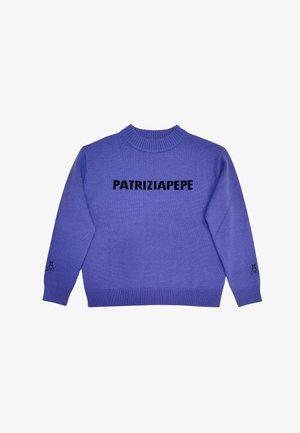 Maglione lavorato a maglia lilla con collo a girocollo a coste, con la scritta "PATRIZIA PEPE" in bold nero sul retro e un logo d'accento sulla manica.