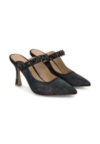 Talons aiguille noires avec une silhouette en slingback, à bouts pointus, en matériau texturé et avec une sangle ornée de bijoux. Présente un talon fin et contourné, ainsi qu'une doublure intérieure lisse.