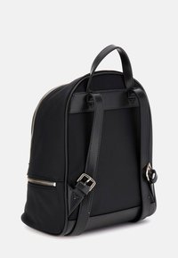 Zaino in nylon nero con texture liscia, forma arrotondata, doppie cinghie per le spalle, maniglia superiore e una tasca anteriore con zip e finiture argentate.