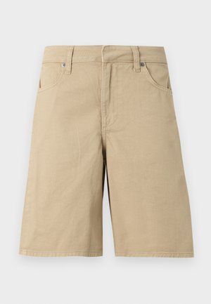 Shorts en coton beige longueur genou avec passants de ceinture, poches avant et fermeture éclair sur fond blanc.