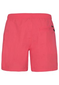 Punaiset miesten uimashortsit, joissa on joustava vyötärönauha ja pieni vetoketjullinen tasku oikealla puolella.