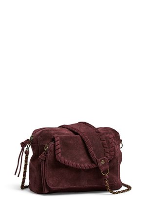 Sac à main en daim bordeaux avec une bandoulière tressée, fermeture éclair et poche à rabat dotée d'un design cousu et d'accents à franges.