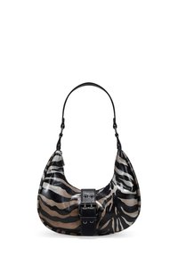 Bolso hobo con estampado de cebra en negro y beige, con un acabado brillante, correa de cuero plana y un detalle de hebilla negra en la parte delantera.