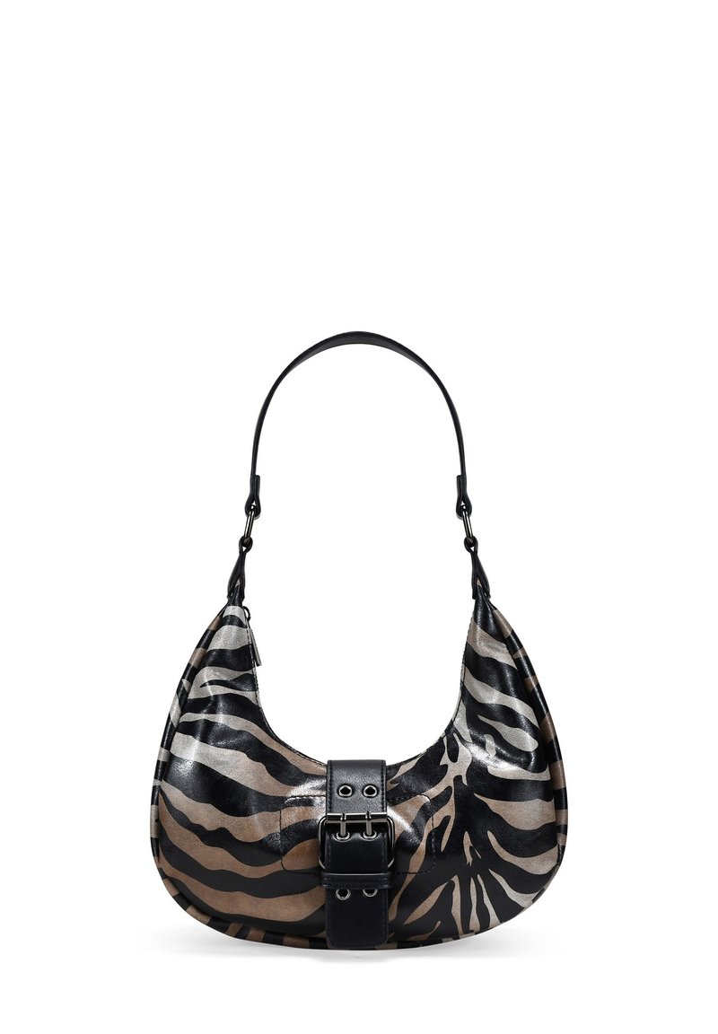 Bolso hobo con estampado de cebra en negro y beige, con un acabado brillante, correa de cuero plana y un detalle de hebilla negra en la parte delantera.