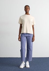 Jordan ESSEN TEE CORE - T-shirt basique - legend light brown/sail