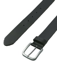 Zwarte lederen riem met een gladde afwerking, voorzien van een zilveren metalen gesp en meerdere gaatjes voor maatverstelling.