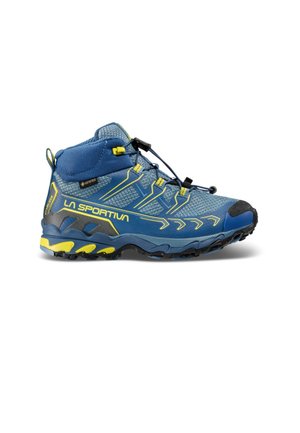 Blauwe en gele wandelschoen van gemiddelde hoogte met zwarte zool, snelvetersysteem en La Sportiva-logo aan de zijkant.