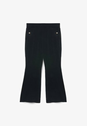 Pantalones anchos negros con cintura elástica y dos bolsillos frontales, cada uno con un pequeño detalle de botón dorado.