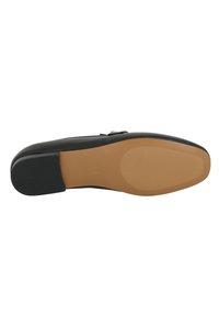 Scarpa in pelle nera con finitura liscia, punta arrotondata e suola in gomma marrone bassa. Presenta una leggera texture sulla tomaia e un accento in metallo dorato.