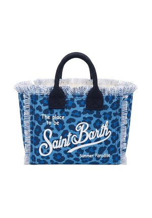 Borsa tote blu con stampa leopardata, manici neri e frange bianche, con la scritta "The place to be Saint Barth Summer Paradise" davanti.
