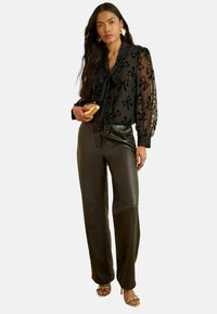 Nepasirinkta, black velvet bow