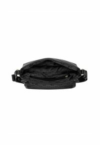 Czarna skórzana torba o teksturowanej powierzchni, z otwartym zapięciem na zamek oraz jedną wewnętrzną kieszenią na zamek. W zestawie regulowany pasek.