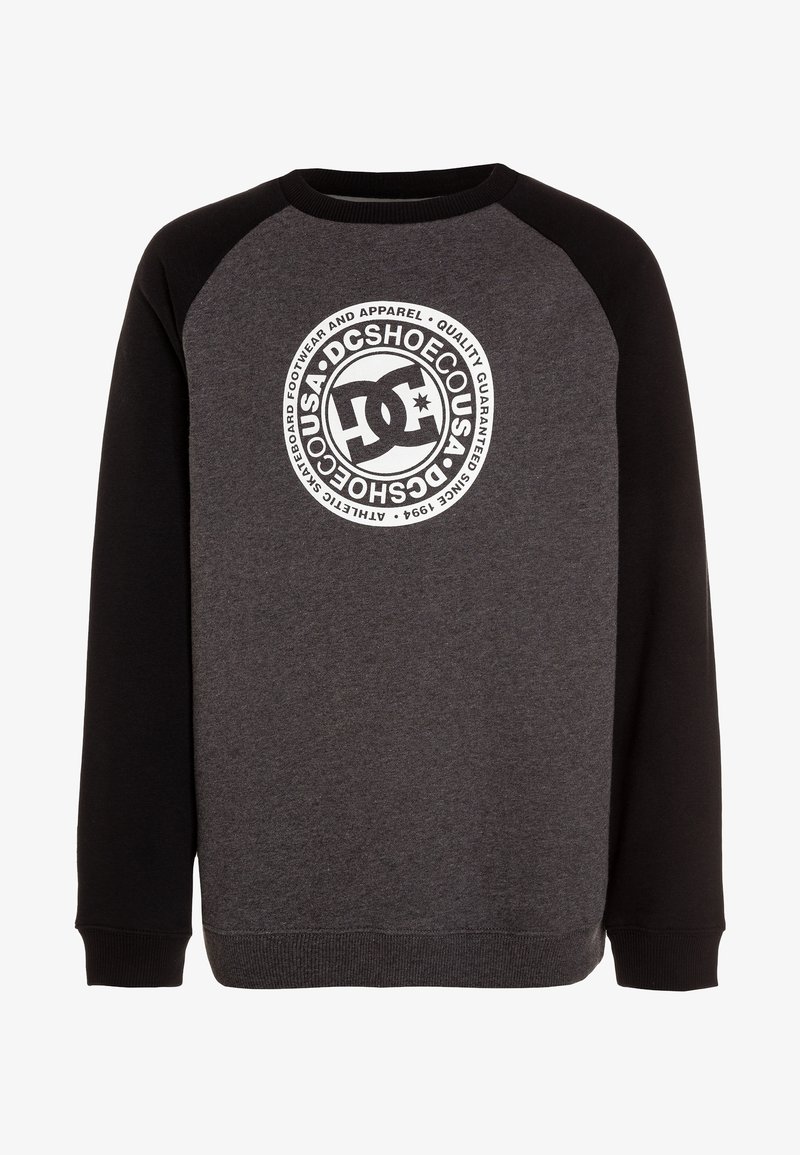 Sweat-shirt gris foncé à col rond avec des manches noires et un logo circulaire blanc DC Shoes centré sur la poitrine.