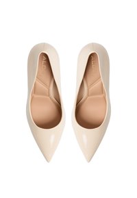 Escarpins en cuir verni beige à bout pointu et design minimaliste. Présentent une texture lisse et une semelle intérieure rembourrée pour plus de confort.
