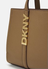 DKNY AVRIL  - Rankinė - shitake