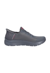 Σκούρο γκρι αθλητικό παπούτσι Skechers με επάνω μέρος από ύφασμα mesh, δέσιμο με κορδόνια μπροστά και μαλακή υφασμάτινη σόλα, εμφανιζόμενο από το πλάι.