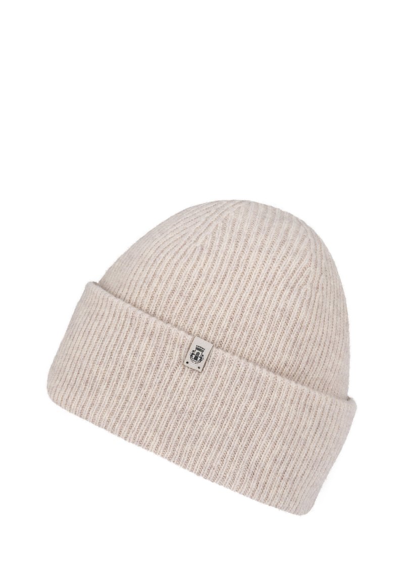 Hellbeige gestrickte Mütze mit Rippenstruktur, mit einem umgeschlagenen Bündchen und einem kleinen Logo-Tag an der Seite.
