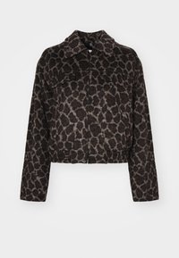 Korthållig jacka i mjukt tyg med leopardmönster i nyanser av brunt och svart. Har en krage och framfickslås.