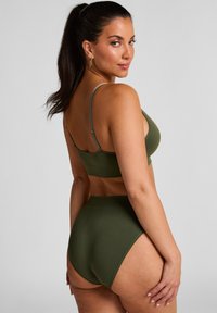 Olijfgroen bh en hooggewaist slipset, gemaakt van gladde stof met verstelbare bandjes en een naadloos ontwerp. Heeft een aansluitende pasvorm.