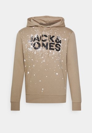 Hnědá mikina s kapucí s bílým stříkacím vzorem a černým textem "JACK & JONES" přes hruď; obsahuje kapuci se stahovací šňůrkou a žebrované manžety.