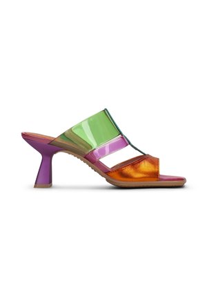 Mules à talons colorées avec des brides en PVC transparent vert, rose et orange, un talon violet et une semelle intérieure texturée couleur cuivre.