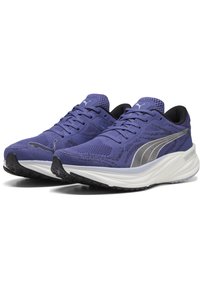 Scarpe da ginnastica viola con una tomaia in rete traspirante, inserti neri e una suola bianca con un motivo testurizzato e dettagli riflettenti.