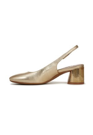 Scarpa slingback dorata con punta affusolata e tacco quadrato metallico testurizzato. Materiale in pelle liscia, design minimalista.