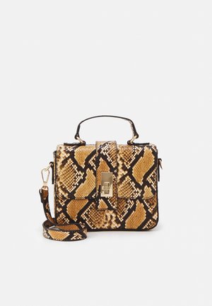Kleine rechteckige Handtasche mit Schlangenledermuster, goldfarbenem Verschluss, Tragegriff oben und abnehmbarem Schulterriemen vor weißem Hintergrund.