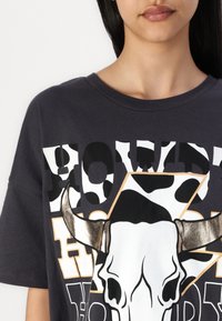 Noisy May NMIDA HOWDY CHICA - T-shirt imprimé - obsidian