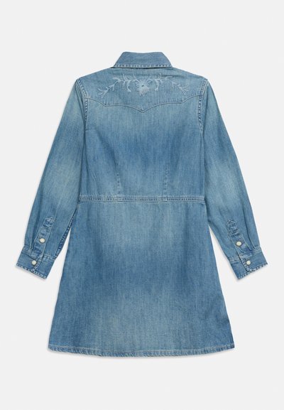 Φόρεμα από ανοιχτό μπλε denim με μακριά μανίκια, γιακά, μανσέτες με κουμπιά, ραφή στη μέση και διακριτική κεντημένη λουλουδάτη διακόσμηση στο πάνω μέρος της πλάτης.