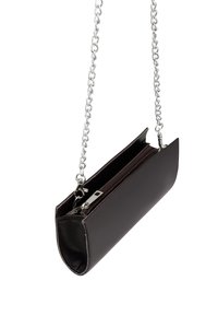 Brun læder clutch med en sølv kædestrop. Har en lynlåslomme og et slankt, rektangulært design. Glat tekstur.