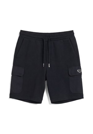 Pantaloncini cargo neri con vita elastica, coulisse, tasche laterali e tasche con patta su entrambe le cosce, disposti in piano su sfondo bianco.