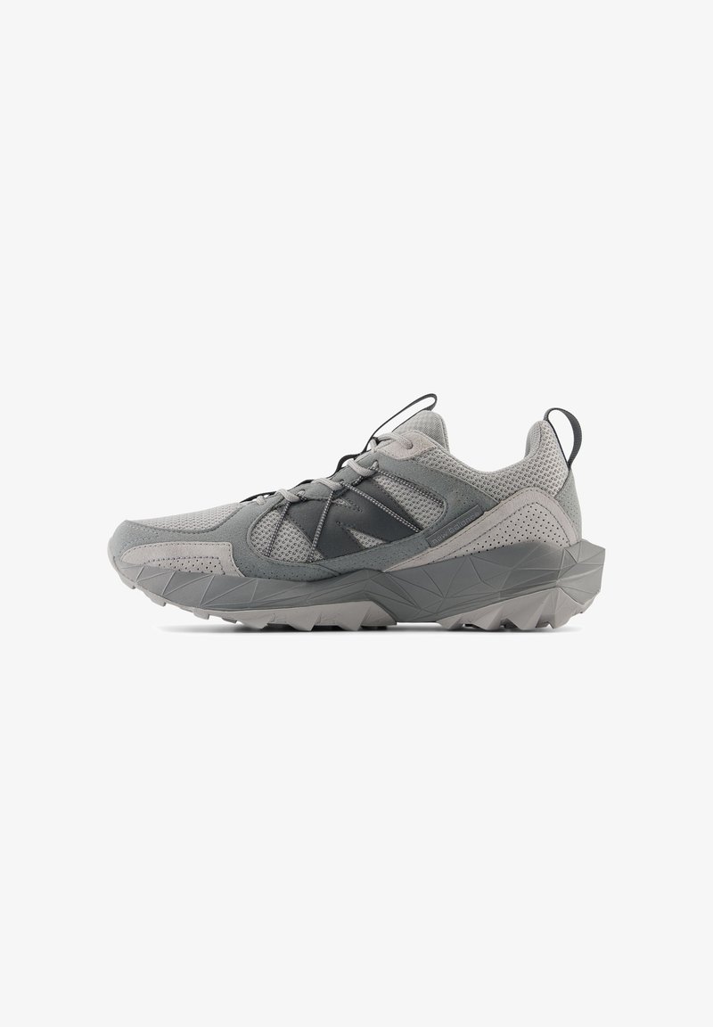 Baskets de sport grises avec une tige en mesh, des accents texturés, des lacets noirs et une semelle à motif robuste conçue pour l'adhérence.