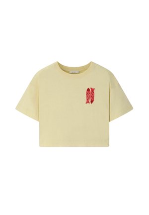 T-shirt court jaune pâle à manches courtes avec un petit dessin de poisson rouge sur le côté gauche de la poitrine.