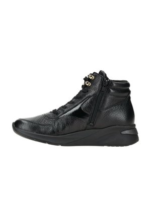Zwarte hoge sneakers van gestructureerd leer, met een zijrits, vetersluiting en een wigzool voor extra hoogte.