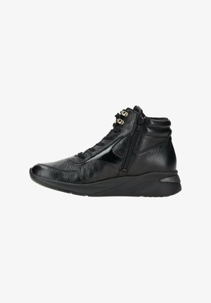 Zwarte hoge sneakers van gestructureerd leer, met een zijrits, vetersluiting en een wigzool voor extra hoogte.