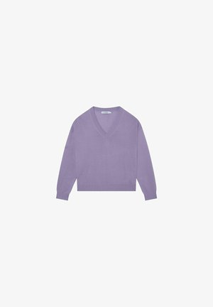 Lavendel lilla V-hals langærmet striktrøje med ribstrikkede manchetter og kant, vist fladt på en hvid baggrund.