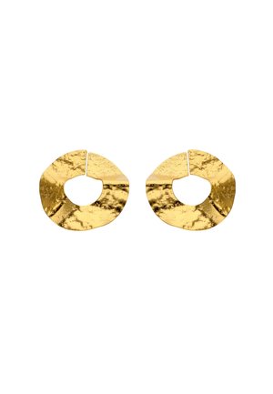 Goldene Creolen mit strukturiertem Oberflächen und unregelmäßiger Form, die Ausschnitte für ein modernes Design aufweisen.