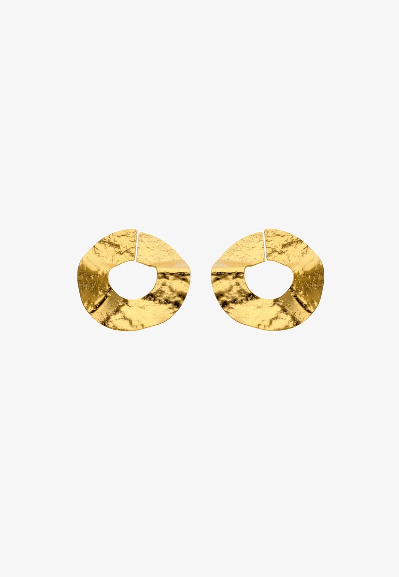 Guld hoops øreringe med en tekstureret overflade og irregulær form, der har udskæringer til et moderne design.