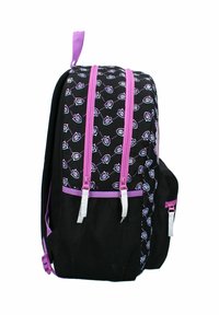 Zwarte rugzak met paarse accenten en een patroon van kleine witte en paarse ontwerpen; beschikt over twee ritsen en mesh zijzakken.