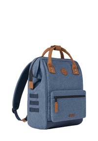 Blauer Stoffrucksack mit braunen Lederakzenten, einem oberen Griff, verstellbaren Trägern, einer vorderen Reißverschlusstasche und seitlichen Riemen für zusätzlichen Stauraum.