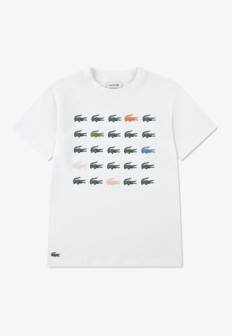 Λευκό βαμβακερό t-shirt με στρογγυλή λαιμόκοψη, διακοσμημένο με ένα πλέγμα μικρών χρωματιστών λογότυπων κροκοδείλων σε πράσινο, μπλε, πορτοκαλί και ροζ.