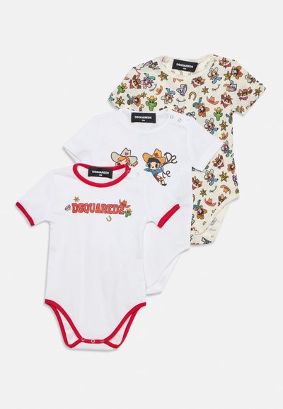 Trois bodies pour bébé avec des imprimés sur le thème du cowboy, comprenant des cowboys dessinés, des cactus, des chapeaux et le logo DSQUARED2 sur tissu blanc.
