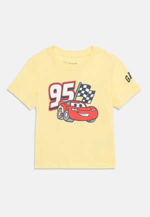 Gul børne-t-shirt med rød racerbilsfigur, nummer 95 og ternet flaggrafik foran samt delvist tekst på ærmet.