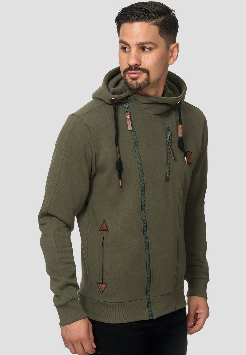 Sudadera con capucha y cremallera en tejido verde oliva con un acabado texturizado, que presenta acentos de cuero, bolsillos laterales y cordones ajustables.