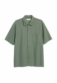 Korte mouwen, saliegroene shirt gemaakt van textuurstof, met een knoopsluiting aan de voorkant en een borstzak aan de linkerkant.