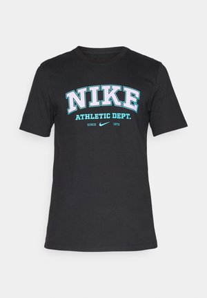 T-shirt in cotone nero con il logo "NIKE ATHLETIC DEPT." in bold blu e bianco. Maniche corte e design collo giro.