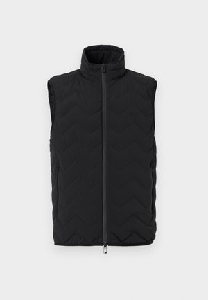 Musta, hihaton tikattu liivi, jossa korkea kaulus, etuvetoketju, kaksi vetoketjullista sivutaskua ja hillitty rintalogo yksivärisellä taustalla.