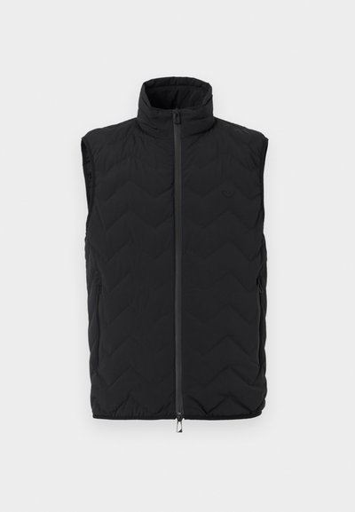 Μαύρο αμάνικο γιλέκο με κ απιτονέ σχέδιο, ψηλό γιακά, φερμουάρ μπροστά, δύο τσέπες με φερμουάρ στο πλάι και διακριτικό λογότυπο στο στήθος σε απλό φόντο.