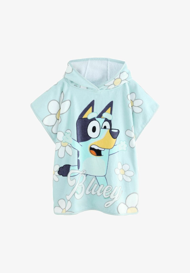 Lichtblauwe poncho-handdoek met capuchon met een cartoonhondfiguur met zwarte, bruine en witte accenten, omringd door witte madeliefjes en de tekst "Bluey."